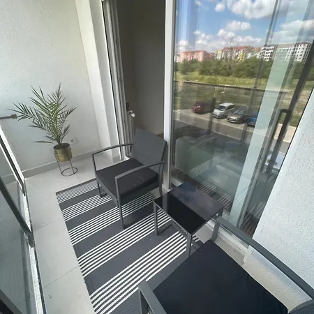 Deluxe Park Novi Apartment